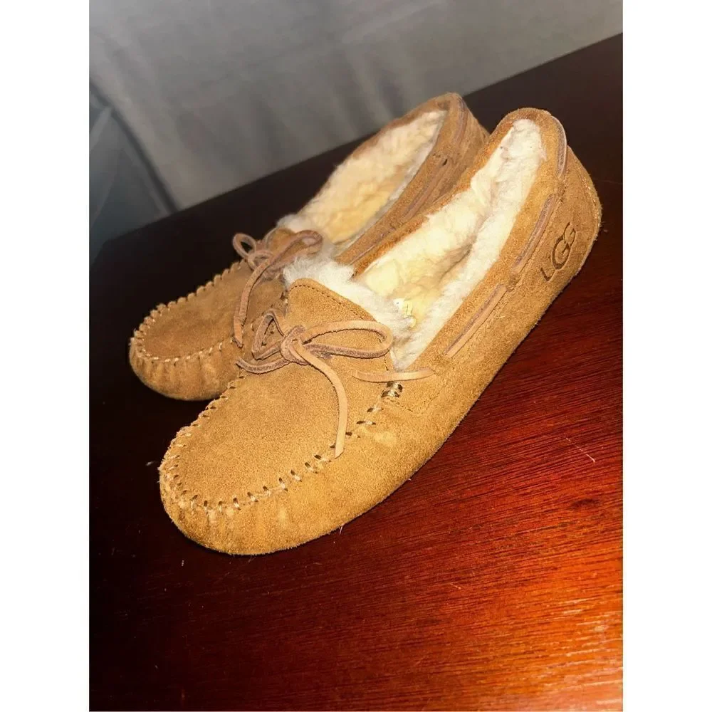 Ugg Dakota Moccasins size 4 girls